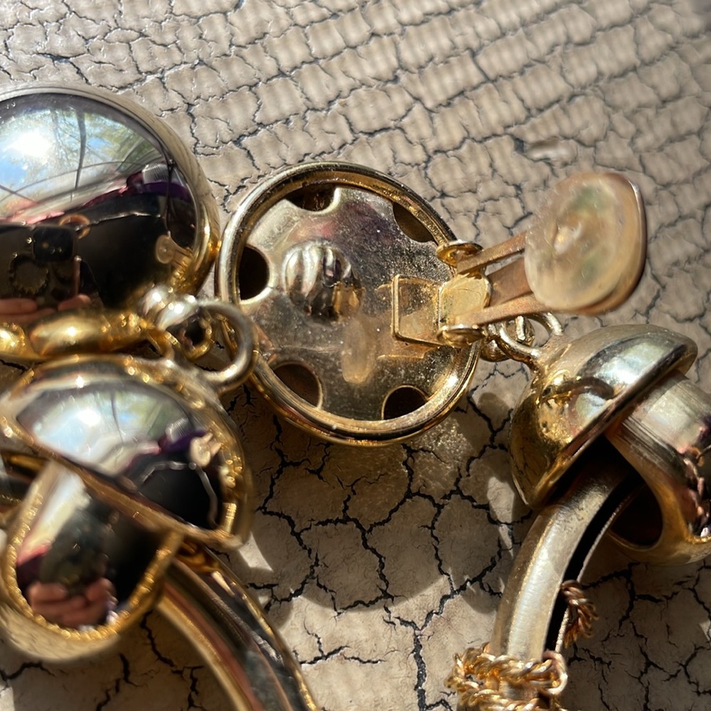 Vintage lightweight clip on earrings - Picture 4 of 4